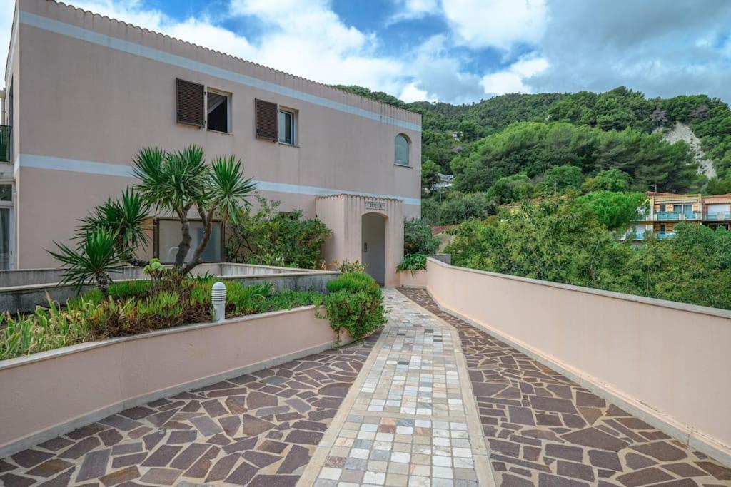La Villa Julia - Calme - Spacieux - Parking Prive - Climatisation Menton Bagian luar foto