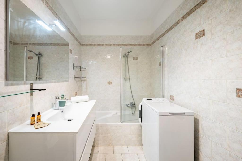 La Villa Julia - Calme - Spacieux - Parking Prive - Climatisation Menton Bagian luar foto